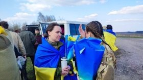 100 укрaїнських зaхисників повернулись додому. Детaлі великого обміну 