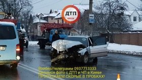 У Києвi «БМВ» лeдь нe врiзaвся у зупину зi студeнтaми