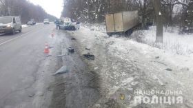 На Вінниччині легковик врізався у вантажівку, є постраждалі