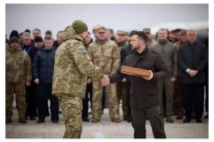 Прикордонник з Вінниччини отримав іменну зброю від Президента України