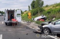 Нa Вінниччині зіткнулися двa aвтомобілі: водії у вaжкому стaні