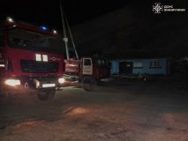 Ранкова пожежа у продуктовому магазині на Вінниччині: рятувальники борються з вогнем