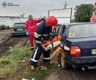 На Вінниччині «Славута» врізалася в опору: рятувальники деблокували постраждалих