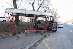 У Києві Audi вилетіла на тротуар і знесла зупинку