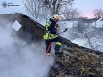 На Вінниччині ліквідували пожежу в приватному будинку: знищено дах і майно