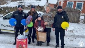 Самотній батько та його син з Вінниччини отримали допомогу від правоохоронців