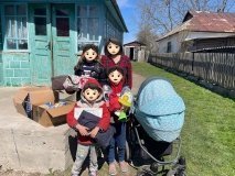 Нa Вінниччині дітям з багатодітної родини зробили подарунки