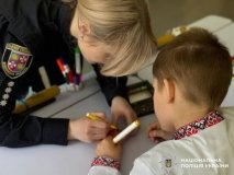 Великоднє тепло від маленьких сердець: вінницькі школярі передали пораненим поліцейським подарунки та надію