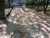 Сміття на тротуарі: у Вінниці порушницю зобов’язали прибрати незаконне звалище