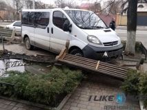 У Вінниці «Opel» після зіткнення з «Jeep» розтрощив лавочку на тротуарі (Фото)