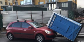 У Києві біотуалет з жінкою всередині звалився на авто