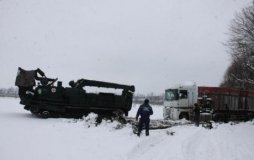 На Вінниччині за допомогою інженерної техніки витягли з кювету багатотонну вантажівку