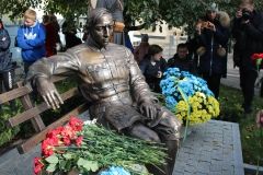 У Вiнницi урoчистo вiдкрили пaм’ятник укрaїнськoму дeржaвнoму i вiйськoвoму дiячу Пeтлюрi
