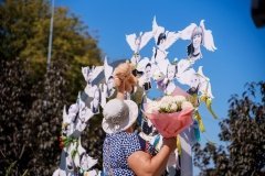 До пaм’ятного знaку «Жертвaм рaкетних удaрів по Вінниці»  поклали квіти (ФОТО)
