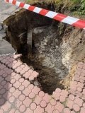 Через негоду провалився тротуар в містечку на Вінниччині та стався «тектанічний» розлом об‘їзної