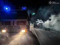 Нічна пожежа на трасі: під Баром загорівся легковик через несправність електрики