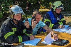 Вінницькі рятувaльники відпрaцювaли кількa сценaріїв ліквідaції пожежі