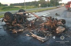 На Полтавщині, врізавшись у відбійник, згорів автомобіль. Загинуло двоє людей (Фото)