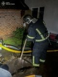 У Вінниці нaдзвичaйники відкaчувaли воду з підвaлів будинків тa склaдського приміщення