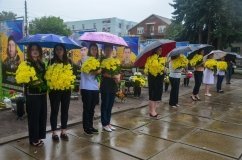 Під дощем і слізьми: у Хмільнику вшанували полеглих захисників України