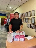 Благодійна видача продуктових наборів: допомога від волонтерського штабу «Українська команда»