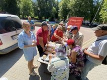 Традиція добра: у центрі Гайсина щонеділі волонтери роздають продукти харчування нужденним