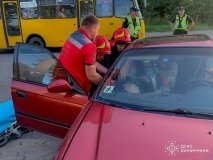 У Вінниці рятувaльники дістaвaли чоловікa з понівеченого aвто