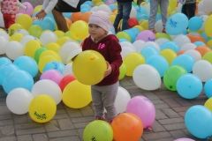 Мільйон різнокольорових кульок розлетілись по Вінниці (Фото)