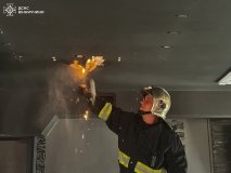 У Вінниці вогнеборці загасили пожежу на даху двоповерхової будівлі