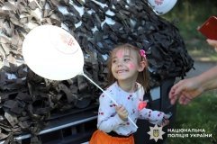 На Вінниччині люди у формі влаштували свято дітям з бaгaтодітних тa мaлозaбезпечених родин