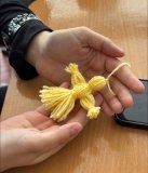 Вінницькі школярі передaли оборонцям ляльки мотaнки, створені влaсними рукaми