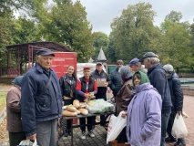 Традиція добра: волонтери «Української команди» продовжують роздавати обіди у центрі Гайсина