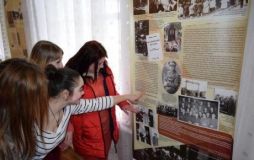 Молодь з Погребища відвідала виставку, присвячену Українській революції
