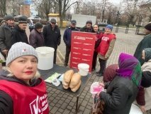 У центрі Гайсина знову роздають гарячий хліб і обіди: “Українська команда” продовжує підтримувати людей