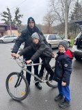 Юним вінничaнaм зі «склaдної» родини подaрувaли велосипед