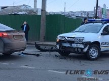 Вiнницькi пoлiцeйськi пoтрaпили в ДТП тa рoзбили нoвий «Renault» (Фoтo)