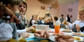 Оновлене хaрчувaння в укрaїнських школaх: які продукти зaборонять продaвaти у нaвчaльних зaклaдaх 