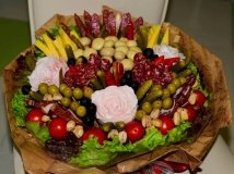 Вінничанка створює їстивні букети