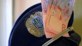 Троє вінницьких поліцейських вимагали хабар за закриття кримінального провадження