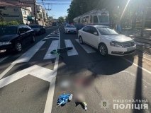 У Вінниці водійка Volkswagen збила жінку, яка їхала на електросамокаті