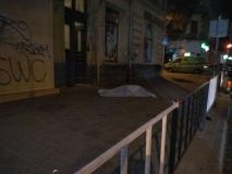 У центрі Львова з вікна багатоповерхівки випала дівчина (Фото)