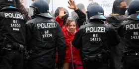 Мітинг у Берліні: активістів намагались розігнати водометами 