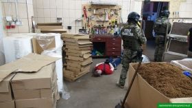 У Польщі на незаконній фабриці цигарок затримали 7 громадян України