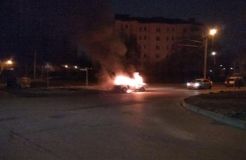 У Львові посеред вулиці горить автомобіль
