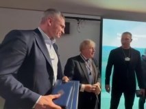 Кличко вручив Джонсону звання почесного громадянина Києва 