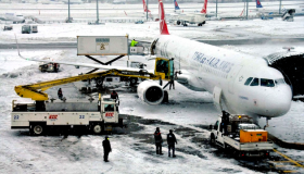 Закриті дороги й аеропорт: снігопад паралізував рух у Стамбулі