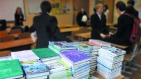 Родители арцизских школьников жалуются, что вынуждены покупать учебники