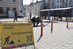У центрі Вінниці виправляють недоліки ремонту: на площі перекладають плитку