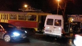 В Запоріжжі трамвай врізався у маршрутку, є постраждалі (Відео)