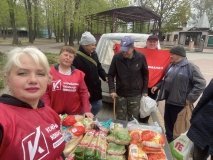 Щонеділі у Гайсині: волонтери «Української команди» роздають продукти всім, хто потребує